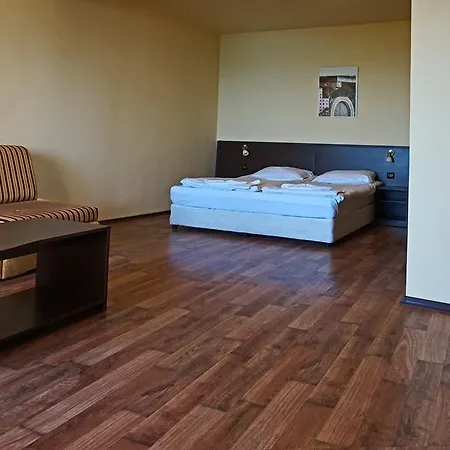 Szálloda Bisser - Free Parking - Free Pool Access