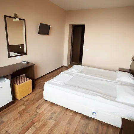 Bisser - Free Parking - Free Pool Access מלון